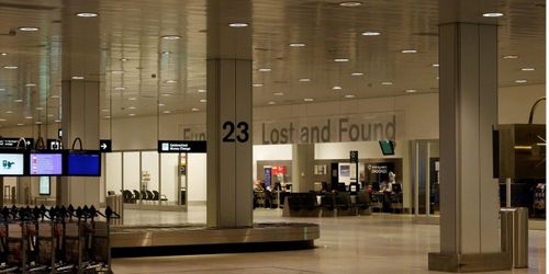 Schiphol veiling: kun je bieden op gevonden koffers?